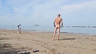 Coppia troia scopa sulla spiaggia nudista