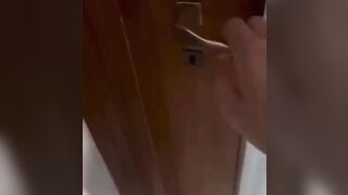 Tre ventenni in vacanza si fanno un bel trio