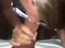 18enne occhialuta si fa chiavare dai compagni e grida SONO LA VOSTRA TROIA
