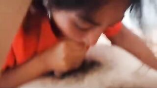 Ragazza italiana fa un pompino con ingoio