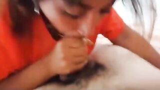 Ragazza italiana fa un pompino con ingoio