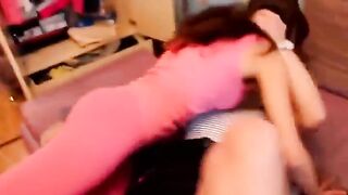 Il bacio lesbo di due studentesse universitarie