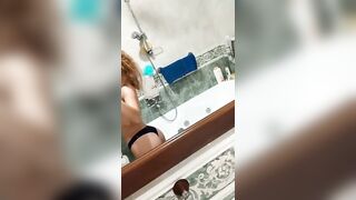 Tettone studentessa bionda si filma nuda in bagno