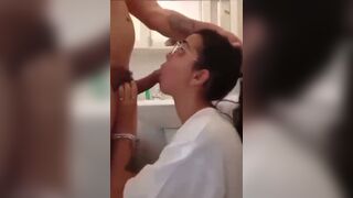 Anteprima del video: Secchiona brunetta fa pompino al compagno