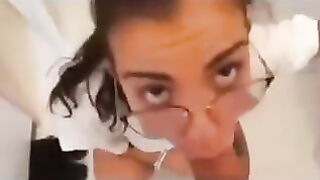 Secchiona brunetta fa pompino al compagno