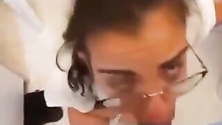 Secchiona brunetta fa pompino al compagno