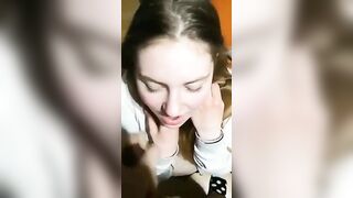Fidanzata teen apre la bocca per ingoiare la sborra