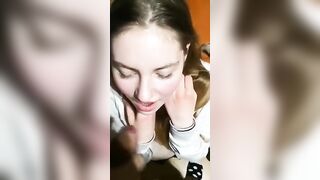 Fidanzata teen apre la bocca per ingoiare la sborra