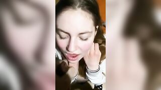 Fidanzata teen apre la bocca per ingoiare la sborra