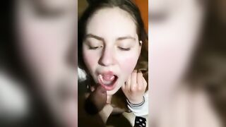 Fidanzata teen apre la bocca per ingoiare la sborra