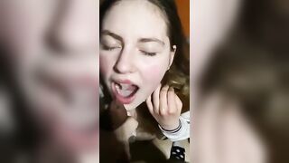 Fidanzata teen apre la bocca per ingoiare la sborra