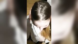 Fidanzata teen apre la bocca per ingoiare la sborra