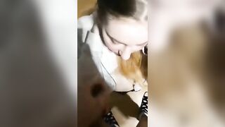 Fidanzata teen apre la bocca per ingoiare la sborra