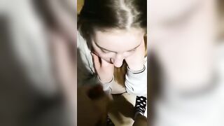 Fidanzata teen apre la bocca per ingoiare la sborra