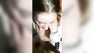 Fidanzata teen apre la bocca per ingoiare la sborra