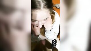 Fidanzata teen apre la bocca per ingoiare la sborra