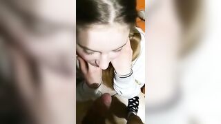 Fidanzata teen apre la bocca per ingoiare la sborra