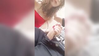 Studentessa 18enne si inginocchia e pompa cazzo davanti all'amico