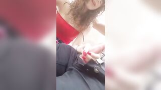 Studentessa 18enne si inginocchia e pompa cazzo davanti all'amico