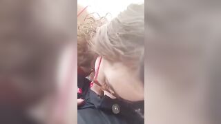 Studentessa 18enne si inginocchia e pompa cazzo davanti all'amico
