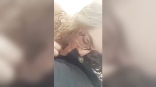 Studentessa 18enne si inginocchia e pompa cazzo davanti all'amico
