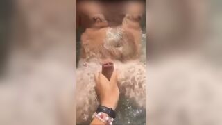 Anteprima del video: Troietta si fa sborrare nel culo al mare