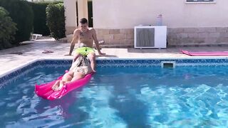 Fidanzata bionda si fa sborrare sulla figa in piscina