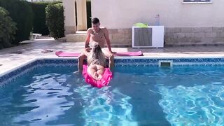 Fidanzata bionda si fa sborrare sulla figa in piscina