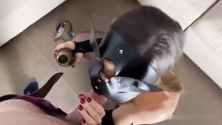 Bionda tettona si spoglia e si fa chiavare sul divano