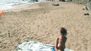 Lady Nuda: First time on the beach