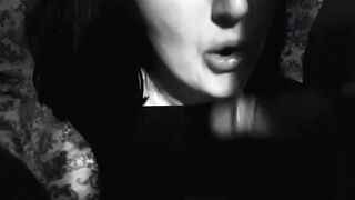 Alba succhia due cazzi avidamente dopo una serata con le amiche pt 2