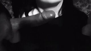 Alba succhia due cazzi avidamente dopo una serata con le amiche pt 2