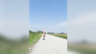 Trav si esibisce per strada seminuda