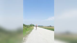 Trav si esibisce per strada seminuda