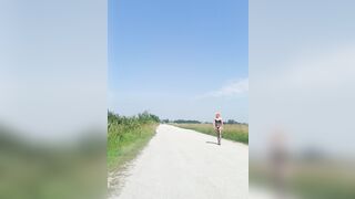 Trav si esibisce per strada seminuda
