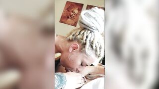 Bionda tatuata si ingoia il cazzo in gola