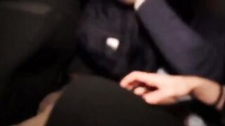 Moglie succhia cazzo al marito e all'amico in auto