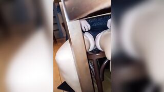 Moglie troia si masturba la figa al ristorante