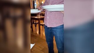 Moglie troia si masturba la figa al ristorante