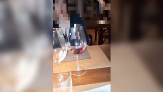 Moglie troia si masturba la figa al ristorante