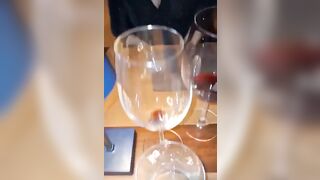 Moglie troia si masturba la figa al ristorante