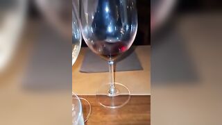 Moglie troia si masturba la figa al ristorante