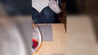 Moglie troia si masturba la figa al ristorante