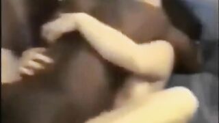Cornuto fa sfondare la figa pelosa della moglie dal cazzo nero