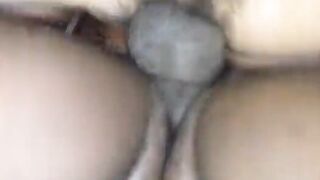Cornuto fa sfondare la figa pelosa della moglie dal cazzo nero
