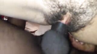 Cornuto fa sfondare la figa pelosa della moglie dal cazzo nero