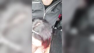 Tettona romana succhia il cazzo in macchina