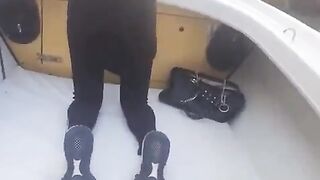 Zoccola veneziana esibizionista mostra il culo in gondola