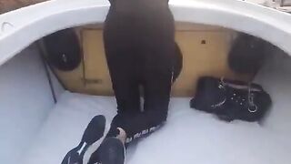 Zoccola veneziana esibizionista mostra il culo in gondola