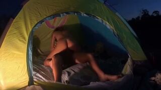 Anteprima del video: Moglie troia si fa sbattere da estraneo in tenda
